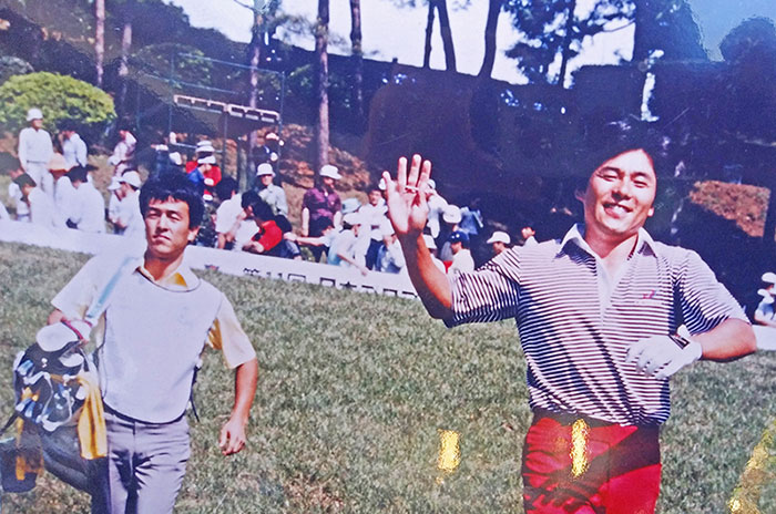 日本プロゴルフ選手権で尾崎直道プロのキャディを務める中西